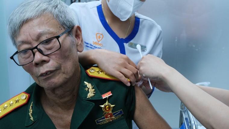 VNVC tiêm miễn phí vắc xin cúm cho cựu binh, thương bệnh binh, người có công với cách mạng ảnh 13