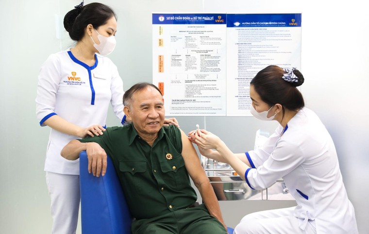 VNVC tiêm miễn phí vắc xin cúm cho cựu binh, thương bệnh binh, người có công với cách mạng ảnh 4