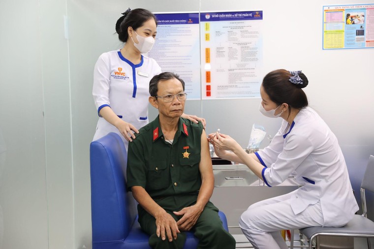 VNVC tiêm miễn phí vắc xin cúm cho cựu binh, thương bệnh binh, người có công với cách mạng ảnh 5