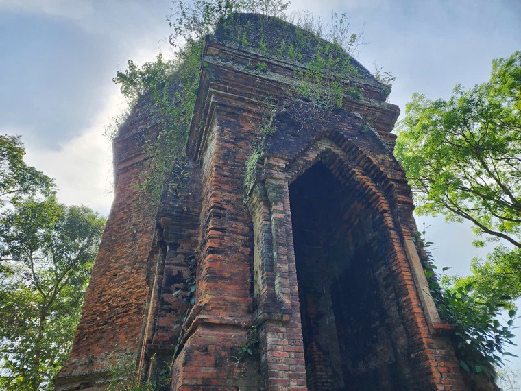 Quảng Nam: Độc đáo ngôi tháp nghìn năm tuổi ảnh 3