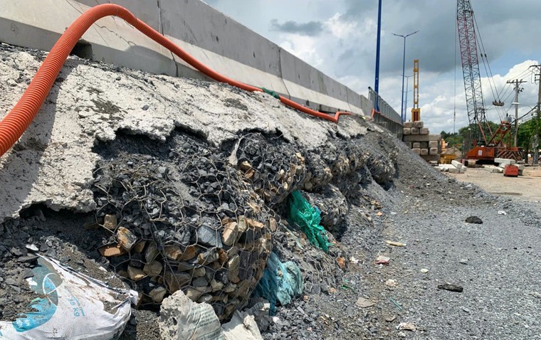 Nhiều cầu, đường trăm tỷ vừa sử dụng vài tháng đã sụt lún, hư hỏng ảnh 5