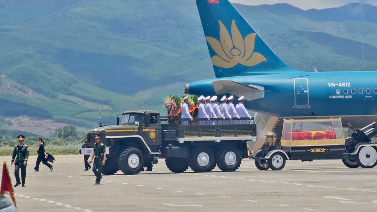 Chùm ảnh: Linh cữu nguyên Chủ tịch nước Trần Đức Lương về với đất mẹ ảnh 1
