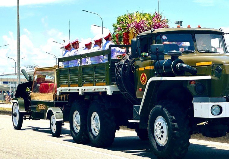 Chùm ảnh: Linh cữu nguyên Chủ tịch nước Trần Đức Lương về với đất mẹ ảnh 6