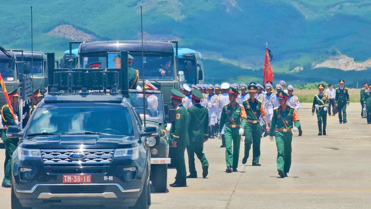 Chùm ảnh: Linh cữu nguyên Chủ tịch nước Trần Đức Lương về với đất mẹ ảnh 2