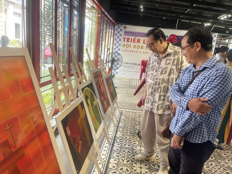 "Huyền nhiệm Thập giá. Khi người bệnh vẽ" – triển lãm đầu tiên và cuối cùng của họa sĩ Đặng Dương ảnh 2