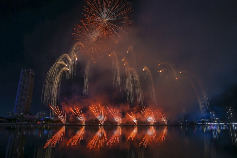 Rực rỡ đêm khai mạc pháo hoa Đà Nẵng 2025 ảnh 9