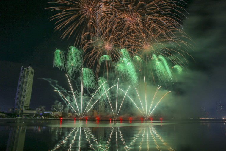Rực rỡ đêm khai mạc pháo hoa Đà Nẵng 2025 ảnh 8