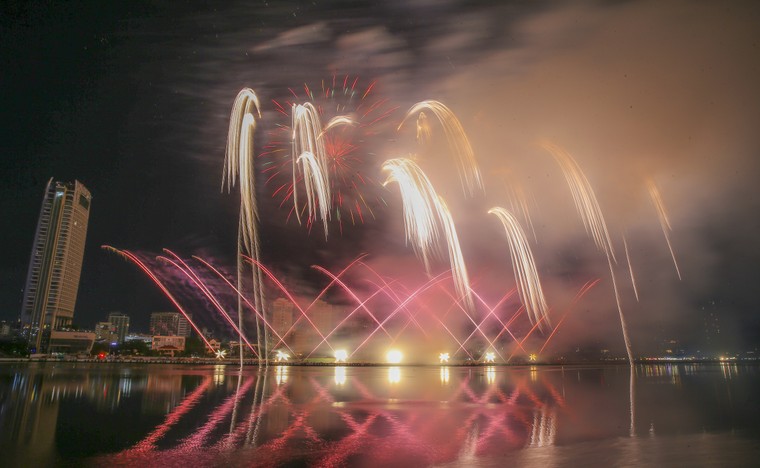 Rực rỡ đêm khai mạc pháo hoa Đà Nẵng 2025 ảnh 5