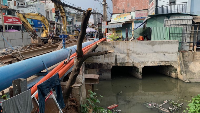 Hạ tầng TP.Thủ Đức bây giờ ra sao? - Bài 2: Người dân khốn khổ chống đỡ ngập nước quanh chợ ảnh 5