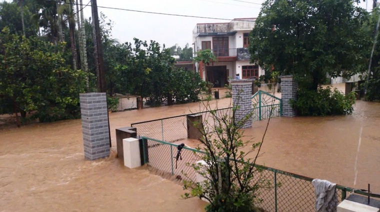 Mưa lớn gây ngập nặng miền Trung, nhiều nơi bị chia cắt ảnh 1