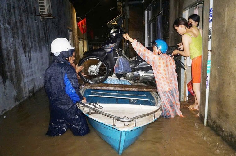 Mưa lớn gây ngập nặng miền Trung, nhiều nơi bị chia cắt ảnh 4