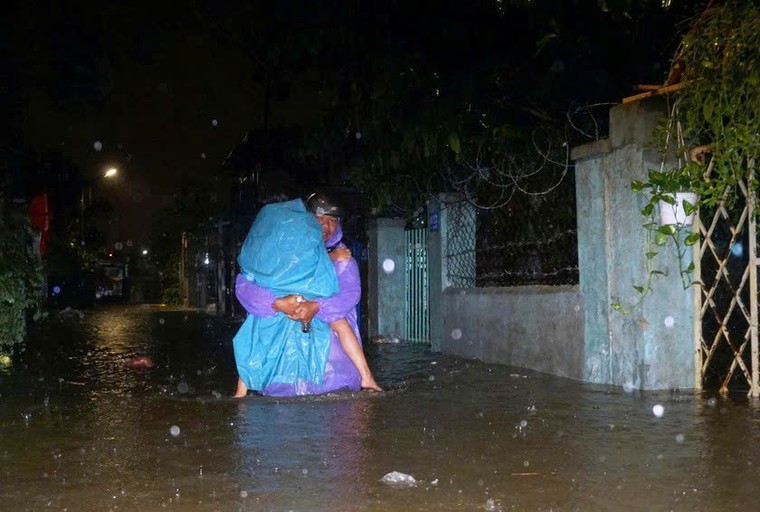 Mưa lớn gây ngập nặng miền Trung, nhiều nơi bị chia cắt ảnh 3