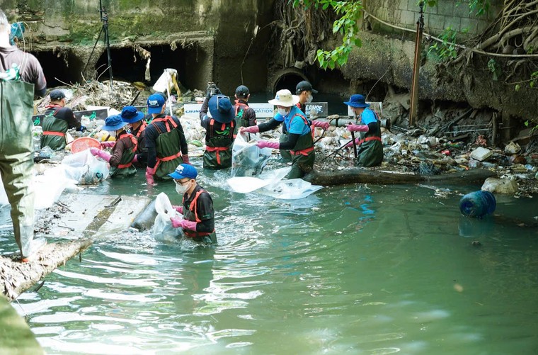 TP.HCM: Vớt rác, dọn bùn ở kênh Hy Vọng ảnh 1
