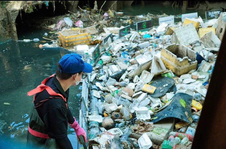 TP.HCM: Vớt rác, dọn bùn ở kênh Hy Vọng ảnh 2