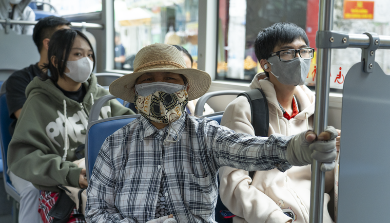 TP.HCM: Người dân trải nghiệm dàn xe buýt điện vừa lăn bánh ảnh 2