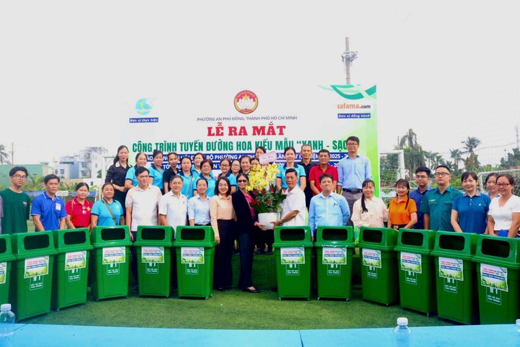 TP.HCM: Phường An Phú Đông ra mắt tuyến đường hoa “xanh – sạch” ảnh 1