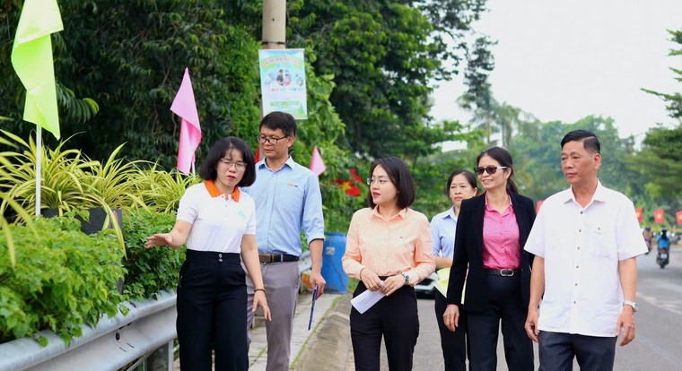 TP.HCM: Phường An Phú Đông ra mắt tuyến đường hoa “xanh – sạch” ảnh 2