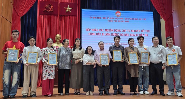 Văn nghệ sĩ TPHCM ủng hộ đồng bào chịu ảnh hưởng bởi bão Bualoi ảnh 1