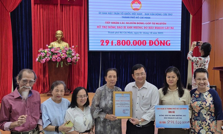 Văn nghệ sĩ TPHCM ủng hộ đồng bào chịu ảnh hưởng bởi bão Bualoi ảnh 2