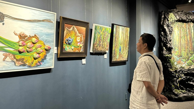 Xem tranh sơn dầu đắp nổi về hoa sen, Phật giáo của họa sĩ Trương Kim ảnh 3