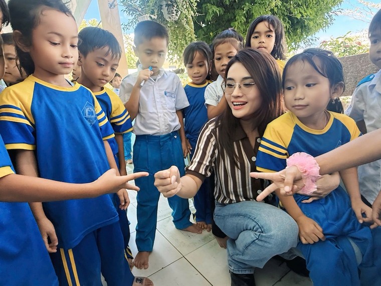 Công an Đà Nẵng mang Trung thu đến với trẻ em vùng biên ảnh 3