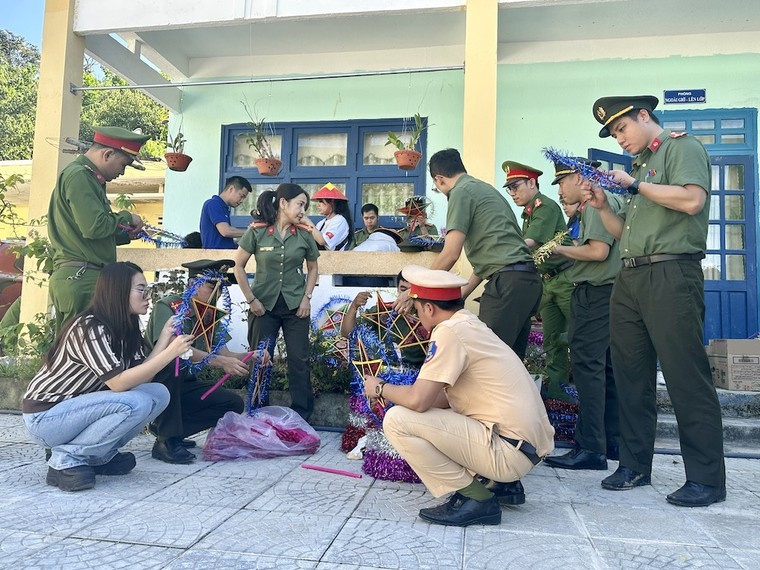 Công an Đà Nẵng mang Trung thu đến với trẻ em vùng biên ảnh 1