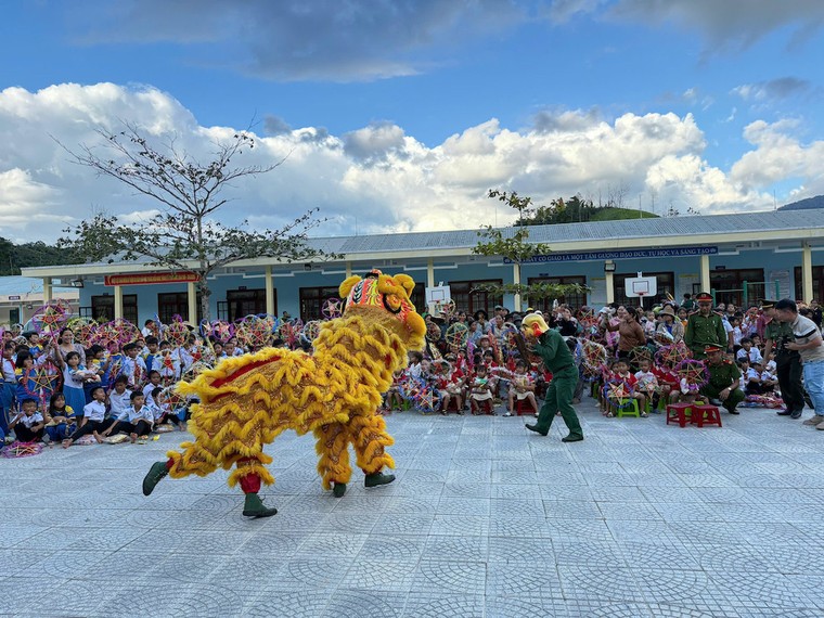 Công an Đà Nẵng mang Trung thu đến với trẻ em vùng biên ảnh 2