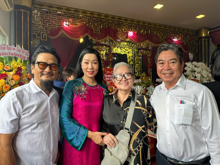 Những nghĩa cử đẹp trong ngày cúng tổ sân khấu tại TPHCM ảnh 2
