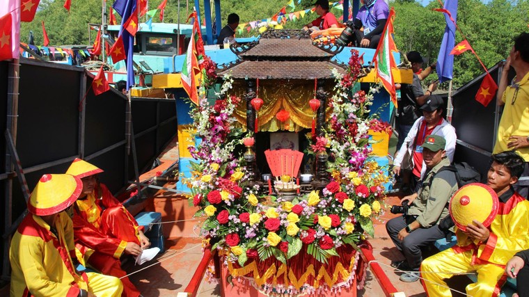 Lễ cúng Ông: Nghi thức quan trọng nhất của Lễ hội Nghinh Ông Cần Giờ 2025 ảnh 6