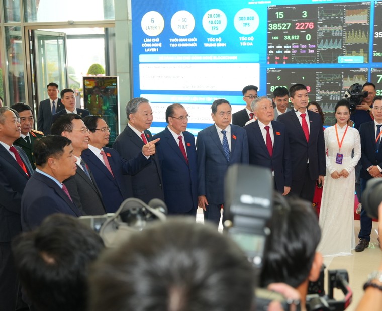 Tổng Bí thư Tô Lâm thăm Khu trưng bày Mạng Dịch vụ Đa chuỗi Blockchain Việt Nam ảnh 1