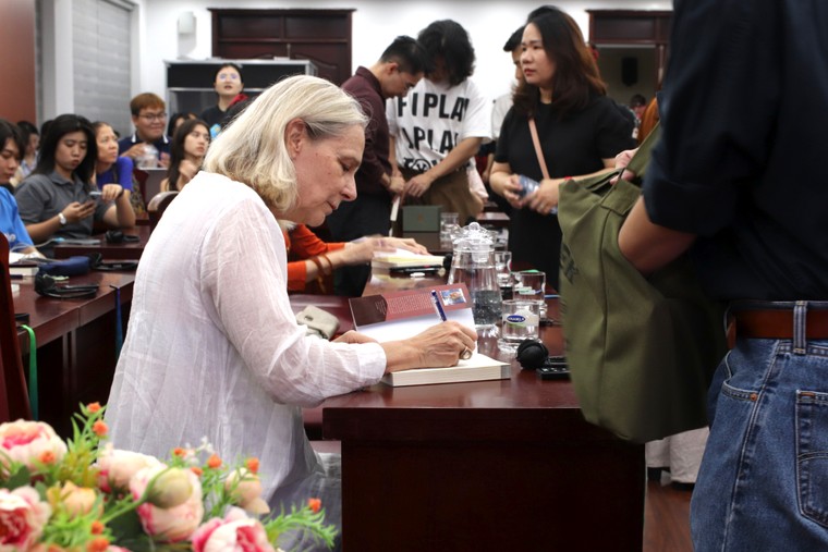 Nhà văn Camille Laurens, thành viên Viện Hàn lâm Goncourt: Giải phóng tiếng nói phụ nữ qua văn chương ảnh 1