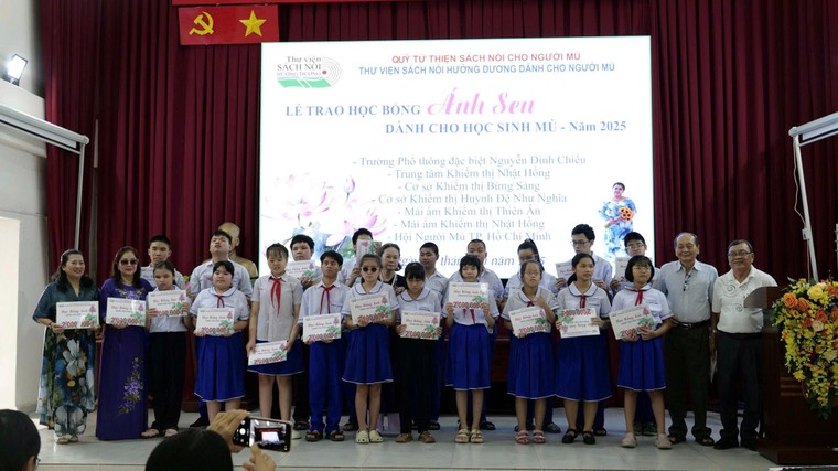 Thư viện sách nói Hướng Dương trao học bổng cho học sinh khiếm thị ảnh 1