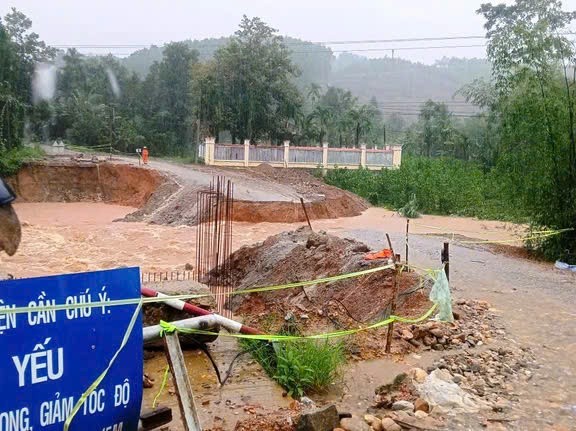 Huế ngập sâu, Đà Nẵng sạt lở, hàng ngàn người bị cô lập ảnh 3