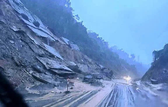 Huế ngập sâu, Đà Nẵng sạt lở, hàng ngàn người bị cô lập ảnh 4