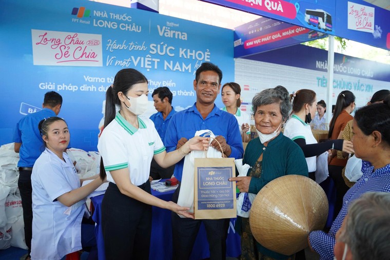 Long Châu đồng hành khám, cấp phát thuốc miễn phí cho các hoàn cảnh khó khăn trên địa bàn tỉnh Vĩnh Long ảnh 3