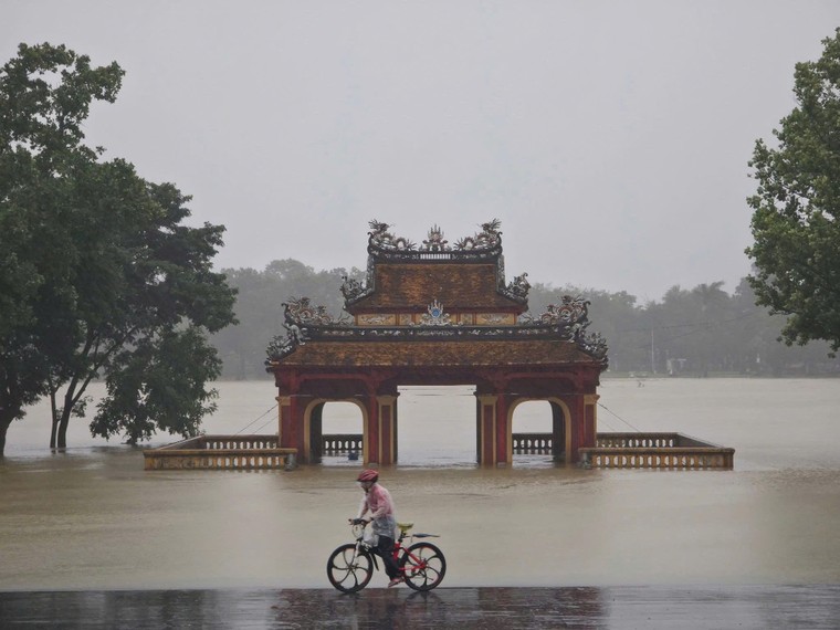 Huế chìm trong biển nước sau ngày mưa kỷ lục ảnh 1