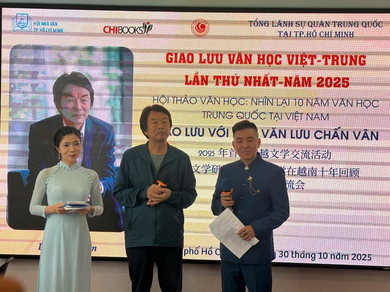 Giao lưu với tác giả đoạt giải Mao Thuẫn – nhà văn Lưu Chấn Vân ảnh 1