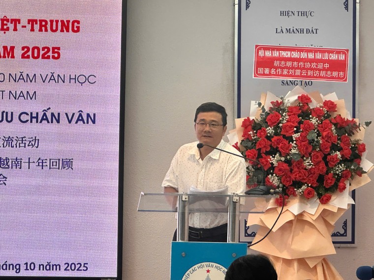 Giao lưu với tác giả đoạt giải Mao Thuẫn – nhà văn Lưu Chấn Vân ảnh 3