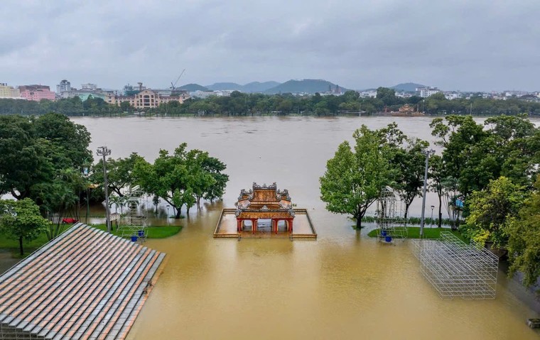 Bảo vệ di sản Huế sau những ngày mưa lũ ảnh 1