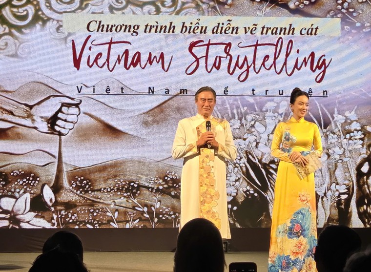 Nghệ sĩ Trí Đức đem tranh cát đến Festival sân khấu thiếu nhi quốc tế Neapolis 2025 ảnh 2