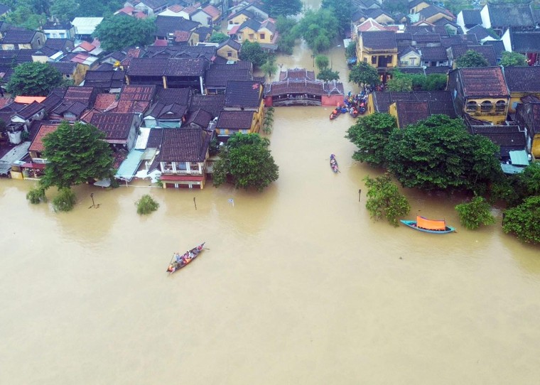 4 tấn thuốc và vật tư y tế cho người dân vùng lũ Miền Trung kịp thời từ Long Châu ảnh 5