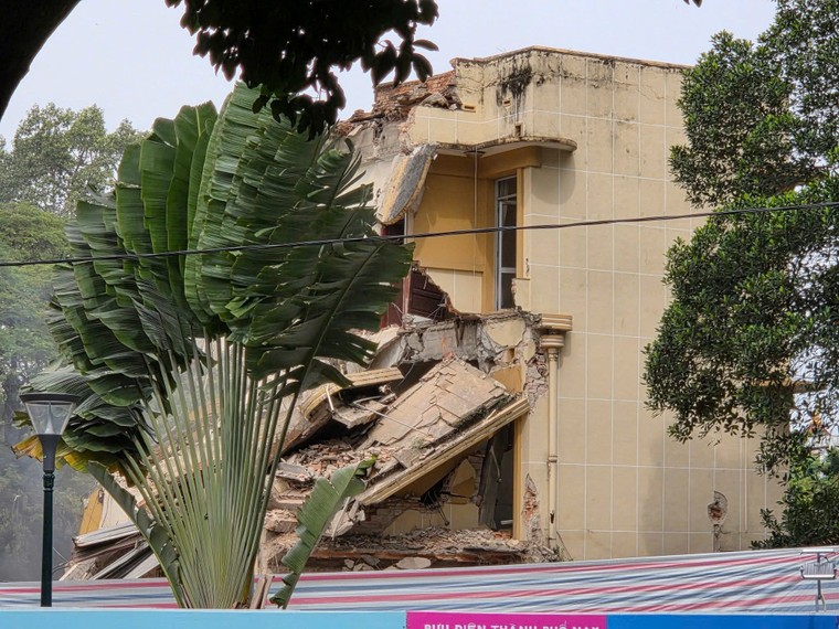 Biệt thự cổ ở số 1 Lý Thái Tổ đang bị đập bỏ do ai quản lý? ảnh 1