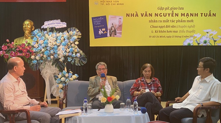 Đời văn chua ngọt, khôn dại cung đình ảnh 1