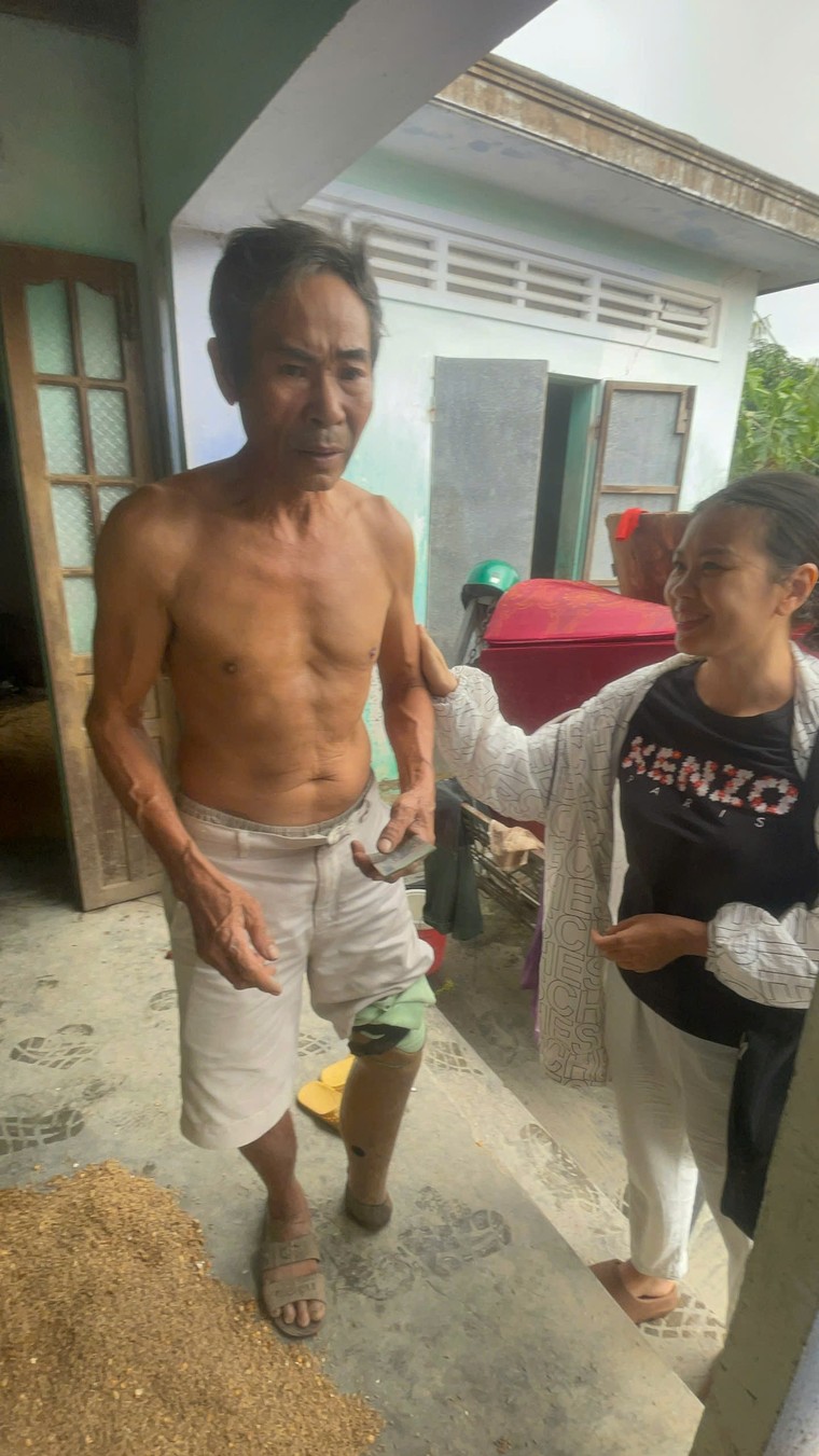 Vùng lũ Phú Yên: Phơi lúa trong mưa ảnh 2