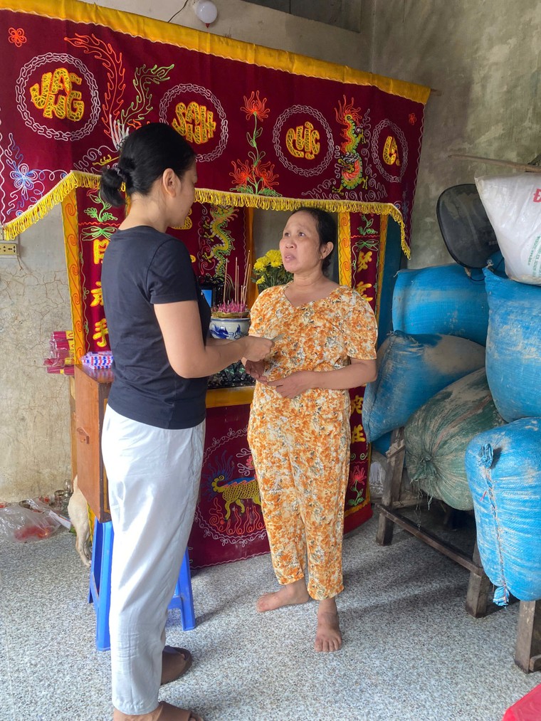 Vùng lũ Phú Yên: Phơi lúa trong mưa ảnh 1