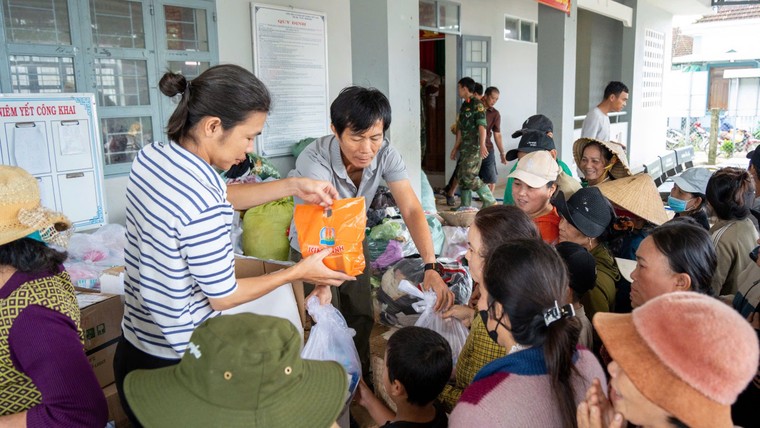 Quỹ Khởi Sự Từ Tâm chăm lo trẻ mồ côi có hoàn cảnh khó khăn trong lũ lịch sử tại miền Trung ảnh 4
