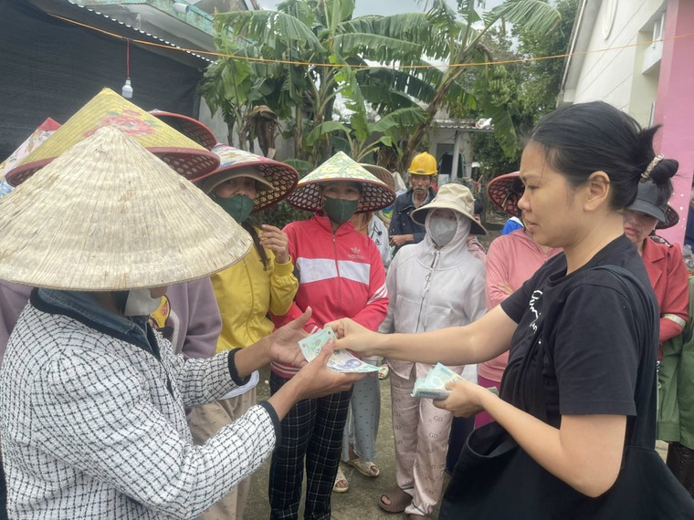 Vùng lũ Phú Yên: Đến để thêm thương ảnh 3