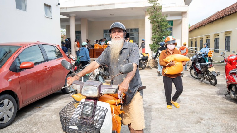 Người dân Phú Yên gượng dậy sau lũ với sự chung tay của tình nghĩa đồng bào cả nước ảnh 2