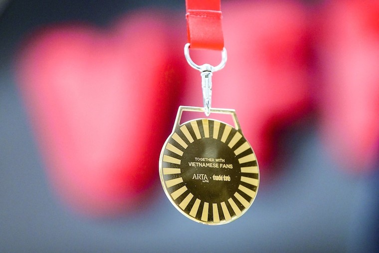  HLV Kim Sang Sik nhận huy chương làm từ 33 chỉ vàng 24K ảnh 3