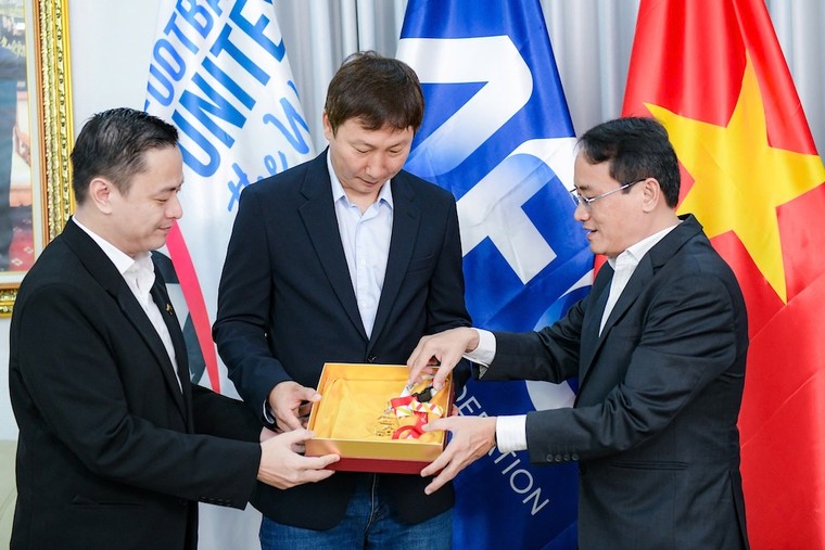  HLV Kim Sang Sik nhận huy chương làm từ 33 chỉ vàng 24K ảnh 1